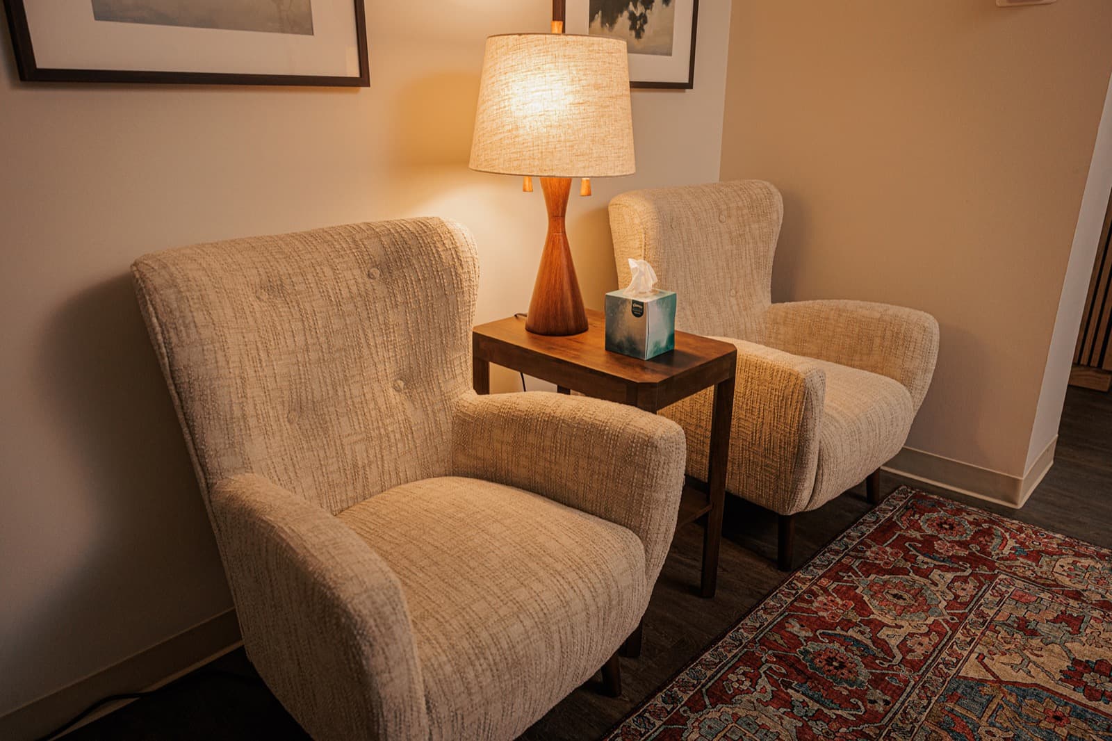 The warm, inviting waiting room at Waybridge's Nashville clinic